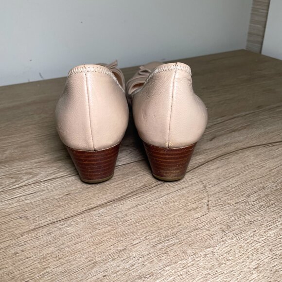 Women's Size 8 Cole Haan Nude Leather Tali Grand Bow Wedged Pump - Picture 7 of 9